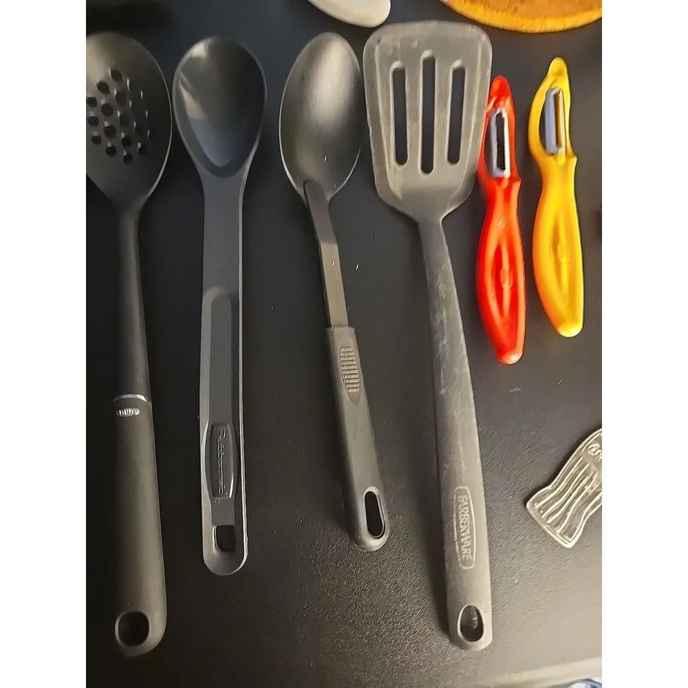 Lot of 21‎ Kitchen Utensils Vintage to Modern  Spatulas Peeler Trivet Farberware